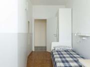 Camera in affitto in appartamento con 8 camere da letto...