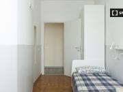 Camera in affitto in appartamento con 8 camere da letto...