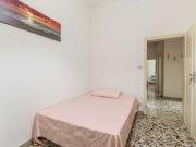 Camera in appartamento con 3 camere da letto a Colli,...