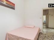 Camera in appartamento con 3 camere da letto a Colli,...