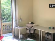 Camera in appartamento con 4 camere da letto a Porta...