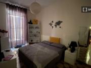Camera in appartamento con 4 camere da letto nel centro...