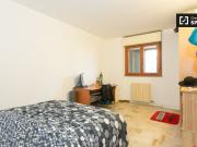 Camera in appartamento con 5 camere da letto a...