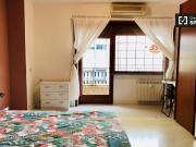 Camera in appartamento con 6 camere da letto nel...