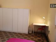 Camera in appartamento con 7 camere da letto, Campo di...