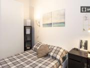 Camera in appartamento condiviso con 3 camere da letto a...