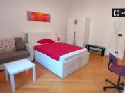 Stanza in appartamento condiviso con 5 camere da letto a...