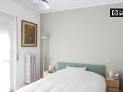Camera luminosa in appartamento con 3 camere da letto a...