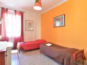 Camera luminosa in appartamento con 3 camere da letto a...