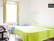 Camera luminosa in appartamento con 3 camere da letto a...