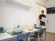 Camera luminosa in appartamento con 5 camere da letto a...