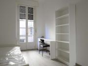 Camera moderna in appartamento con 3 camere da letto a...