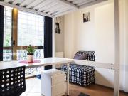 Camera moderna in appartamento con 3 camere da letto a...