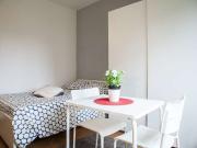 Camera moderna in appartamento con 3 camere da letto a...