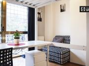 Camera moderna in appartamento con 3 camere da letto a...