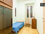 Camera moderna in appartamento con 3 camere da letto a...