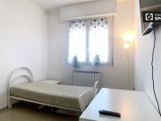 Camera moderna in appartamento con 4 camere da letto a...