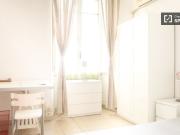 Camera moderna in appartamento con 4 camere da letto a...