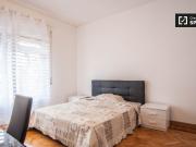 Camera moderna in appartamento con 5 camere da letto a...