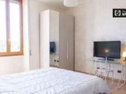 Camera moderna in appartamento con 5 camere da letto a...