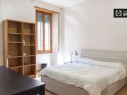 Camera moderna in appartamento con 5 camere da letto a...