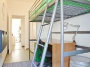 Camera moderna in appartamento con 8 camere da letto a...