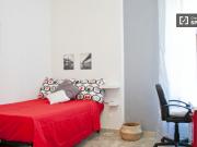 Camera ristrutturata in appartamento con 8 camere da...