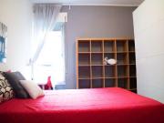 Camera ristrutturata in appartamento con 8 camere da...
