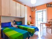 Camera singola in appartamento con 3 camere da letto a...