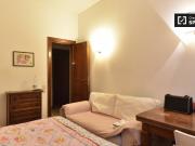 Camera singola in appartamento con 4 camere da letto a...
