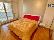 Camera soleggiata in appartamento con 3 camere da letto...