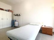 Camera soleggiata in appartamento con 4 camere da letto...
