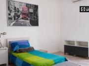 Camera soleggiata in appartamento con 4 camere da letto...