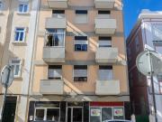 Campo de Ourique Loja com dois pisos e logradouro