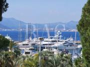 Cannes, Boulevard de la Croisette dans une résidence...