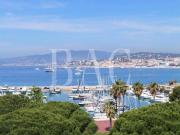 Cannes, Boulevard de la Croisette, un appartement duplex...