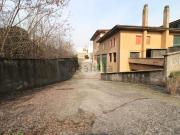 Capannone in vendita di 700 m² in Via Garza, 1