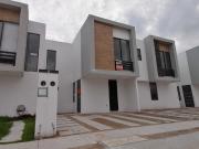 Capittala CASA en RENTA, 3 recámaras, privada con...