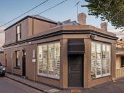 Captivating Entertainer in a Prestigious Parkside Position