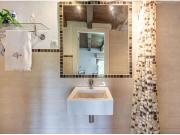 CARMEN CON ESPECTACULAR JARDIN Y PISCINA