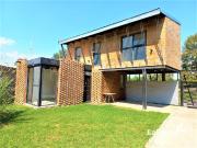 Casa 2 dorm con cochera y pileta en venta A. Bello 1200...