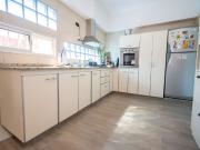 Casa 2 dormitorios cochera patio cerca J J Paso