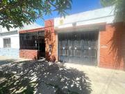 Casa 2 dormitorios, cochera y terraza a reciclar