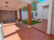 Casa 2 dormitorios comodín, c/ patio, terraza y cochera