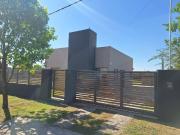 CASA 2 DORMITORIOS CON PISCINA BARRIO LAS TARDES ROLDAN