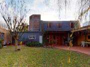 Casa 2 dormitorios parque pileta City Bell entre caminos