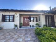 Casa 2 dormitórios, pátio nos fundos com piscina e anexo...