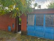 Casa 2 dormitorios, patio y cochera