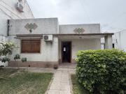 CASA 3 AMB. CON COCHERA Y PATIO