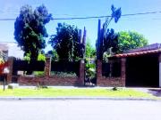 Casa 3 amb. en lote de 410 m² con gran jardín, garaje y...